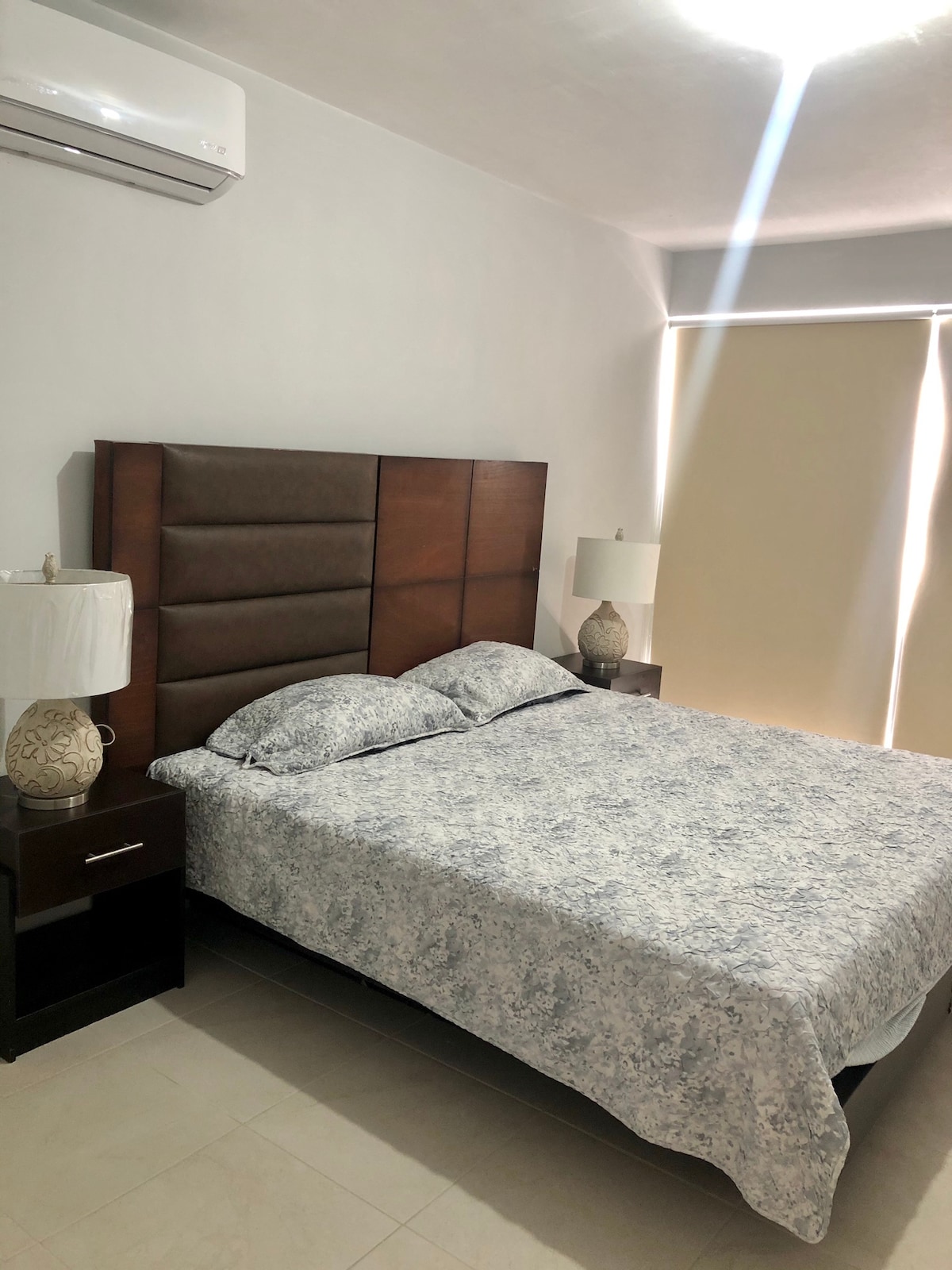 Dhomë gjumi kryesore me ajër të kondicionuar dhe ngrohje 