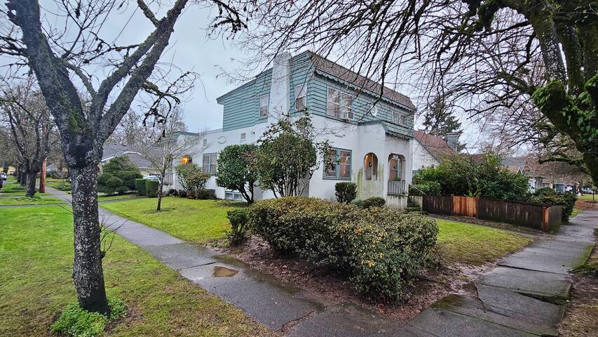 Spacious Willamette Wine Country Manor + Hot Tub gallery image 5