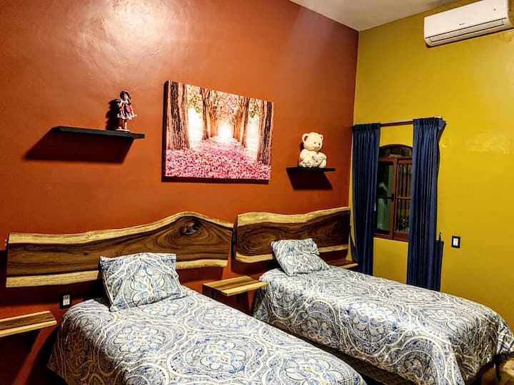 Დამატებითი საძინებელი # 1 ორი ერთადგილიანი საწოლით, დამაბნელებელი ფარდებით, კონდიციონერით, ჩაშენებული კარადით და პირდაპირი წვდომით ბაღზე. 