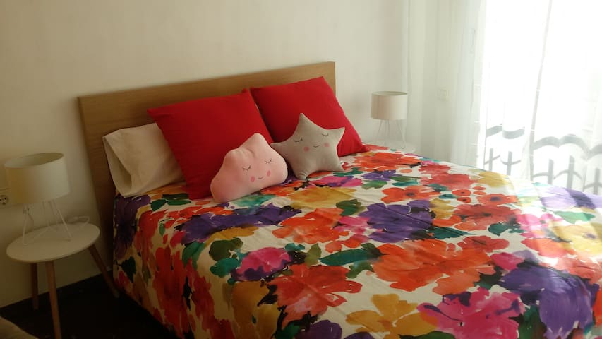 PRETTY ROOM IN BARCELONA-A/C-NEAR PLAZA ESPAÑA