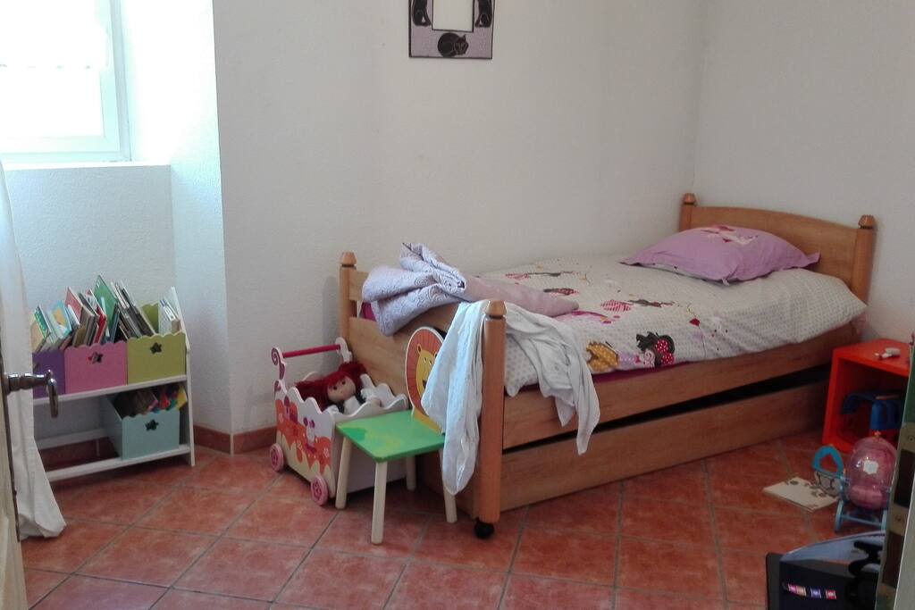 Chambre enfant avec lit gigogne, jeux...