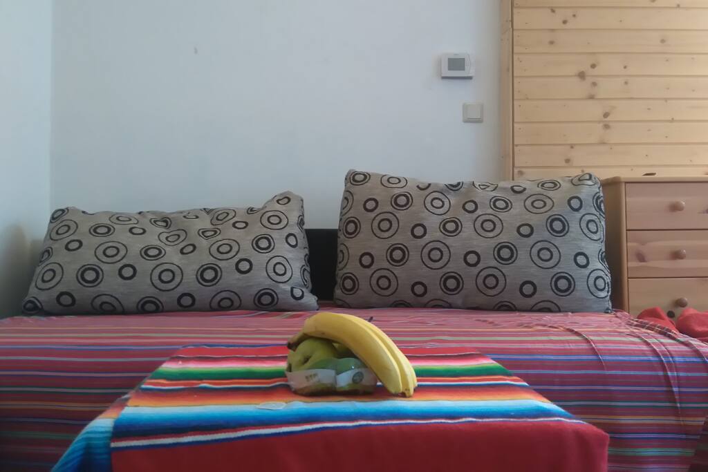 Couch und Tisch