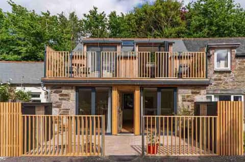 ‘The Nook’ New light & airy Porthleven Gem