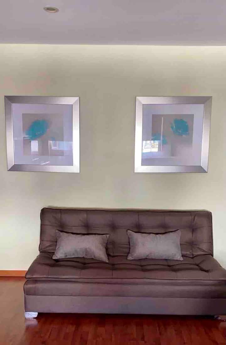 Ორადგილიანი გასაშლელი დივანი სამი პოზიციით, რომელიც მდებარეობს მთავარ საძინებელში.