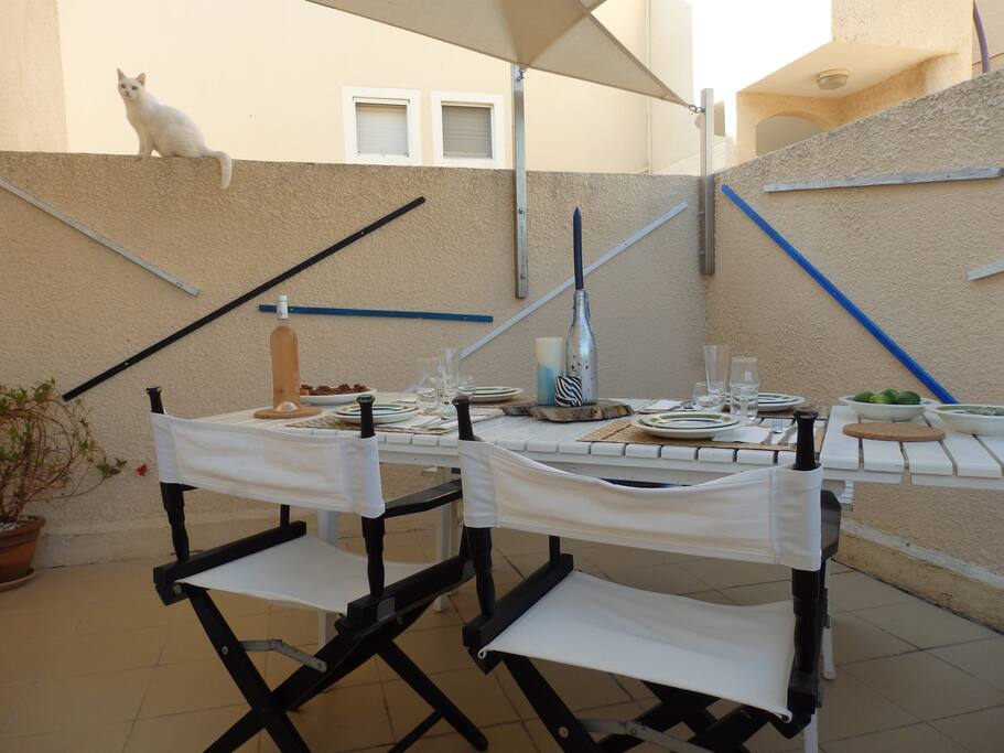Terrasse 2: invitation à déjeuner à la fraicheur des voiles d'ombrage