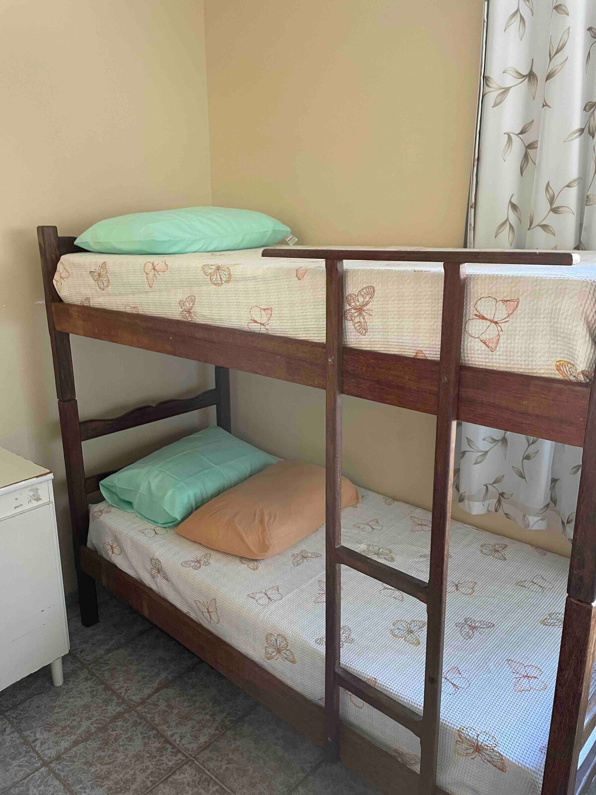 Chambre avec matelas et oreiller neufs. Échangé le mois de septembre 2023