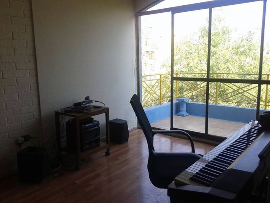 Proyectora, reproductor multimedia, piano, bajo, guitarra, linda vista.
