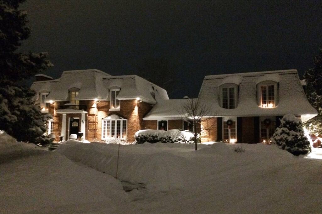 Enjoy the warmth of our home all year round... cross country skiing, the Rideau Canal, and numerous alpine skiing options (from 20 - 40 minutes away). 2 hours from Mont Tremblant.