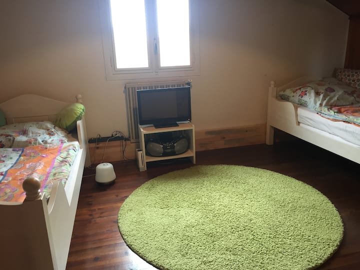 Schlafzimmer 3, OG - საძინებელი 3 ზემოთ (2 ცალკე საძინებელი 90x200)