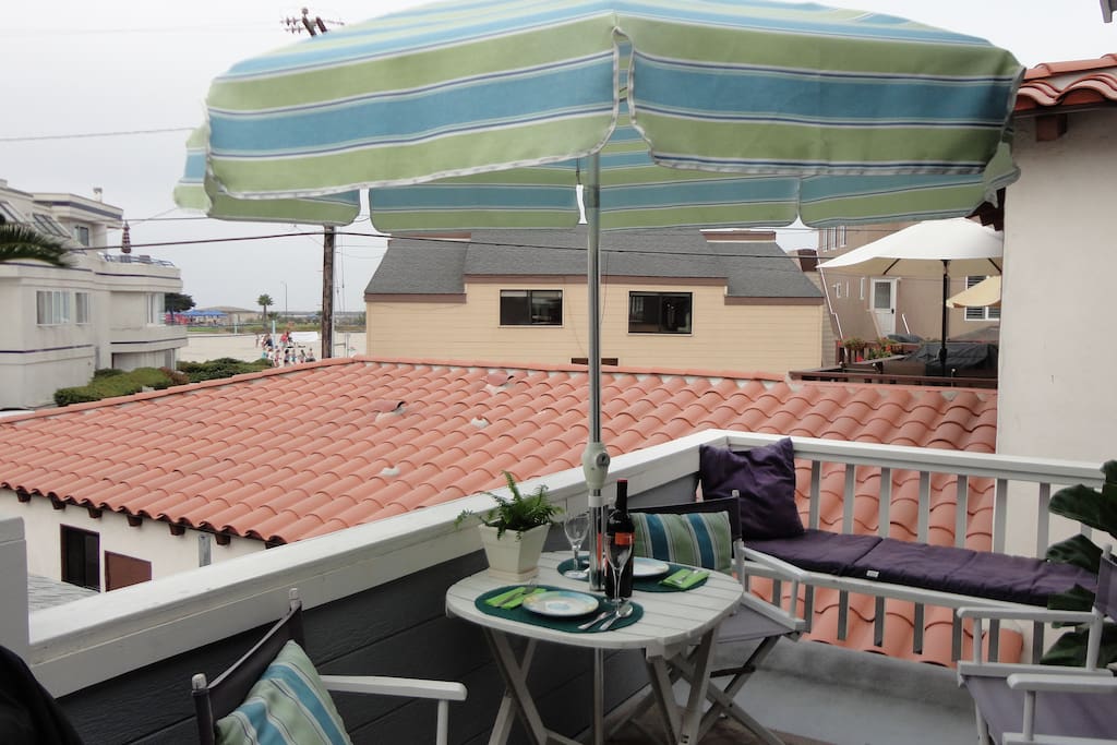 Exclusive use deck w/ BBQ, sun bench & bistro set.