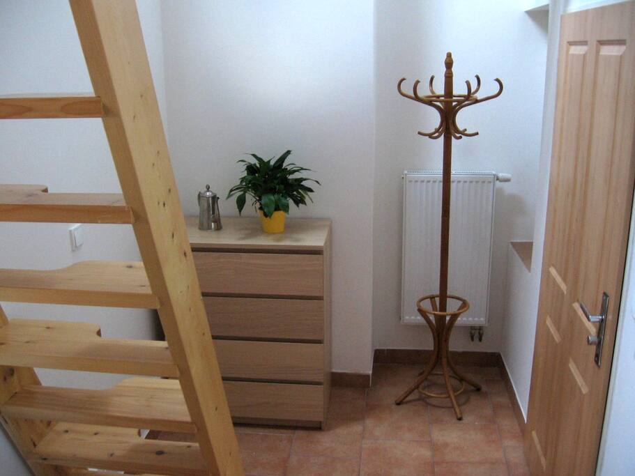předsíň se schody do patra