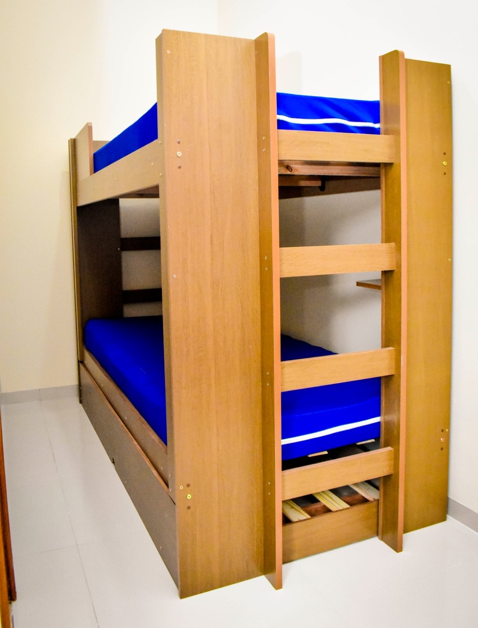 Соба 2 има два кревета на спрат со помошни кревети, нов поделен клима уред и порцелански под. Сите душеци и перници имаат водоотпорни заштитници. Покрај тоа, прозорците имаат заштитна ограда.