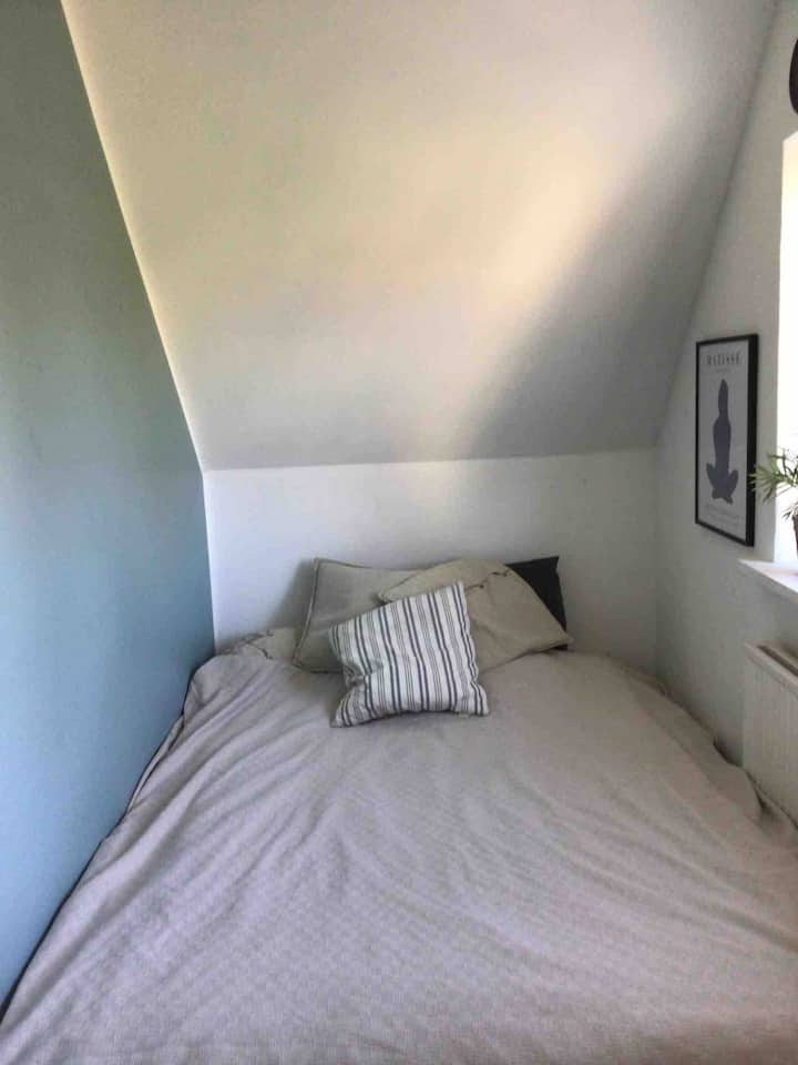 Dhomë gjumi e bukur dhe ku mund të vendosësh dyshekë në dysheme 