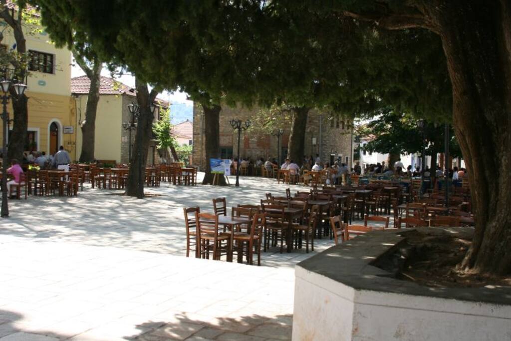 Άλλη άποψη της πλατείας!