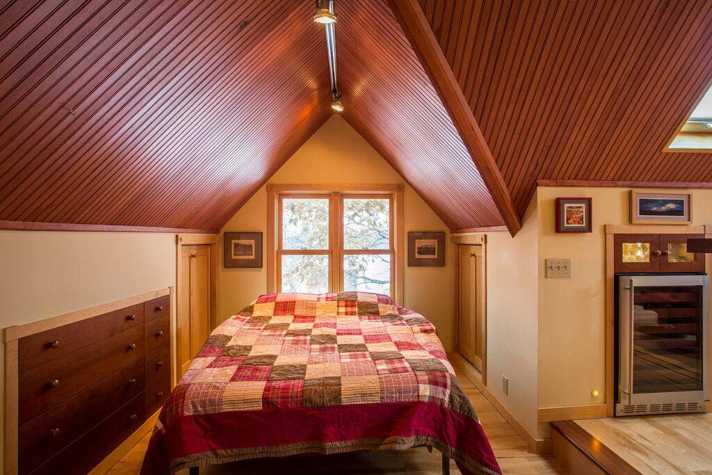 Queen bed in alcove.