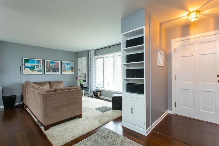 Private One Bedroom Home - Red Door Retreat