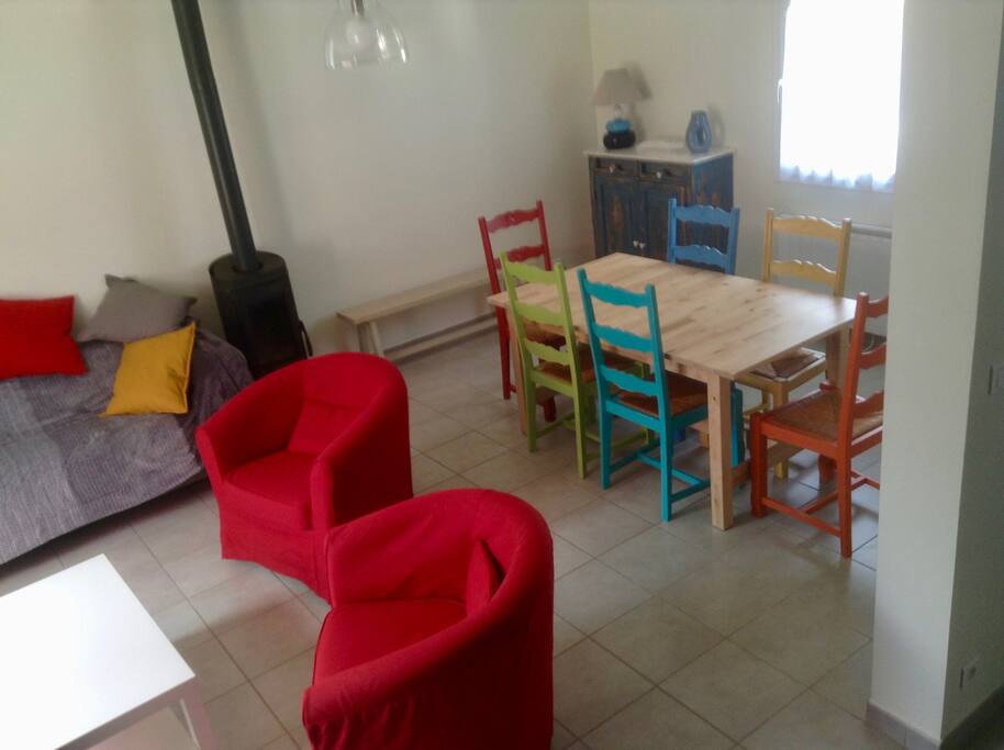 séjour, salon orienté est/ouest. accès au jardin par la terrasse avec barbecue et salon extérieur.