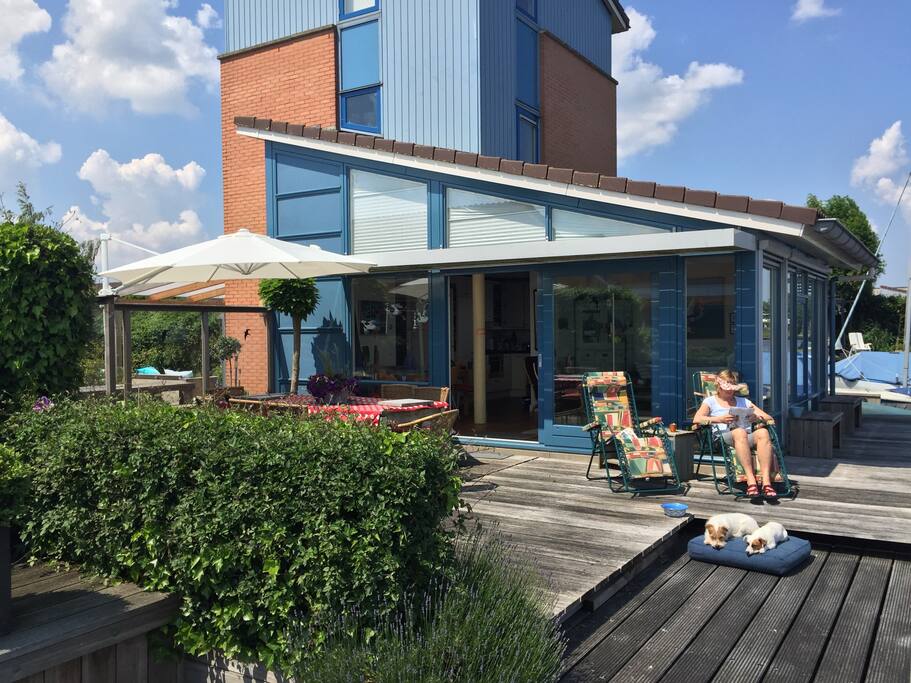 Terras aan het water met een ruime eigen steiger en altijd wat te zien.