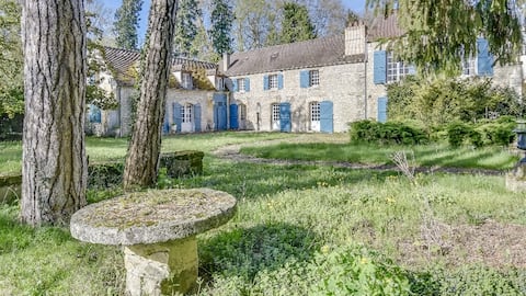 Large mansion on the edge of Chantilly Castle