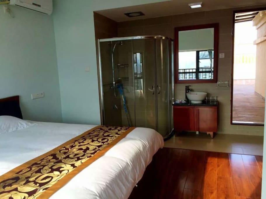 舒适海景主人套房 (房一) 配有浴室及标准1.8米大床Master room equipped with bathroom and hotel king bed
