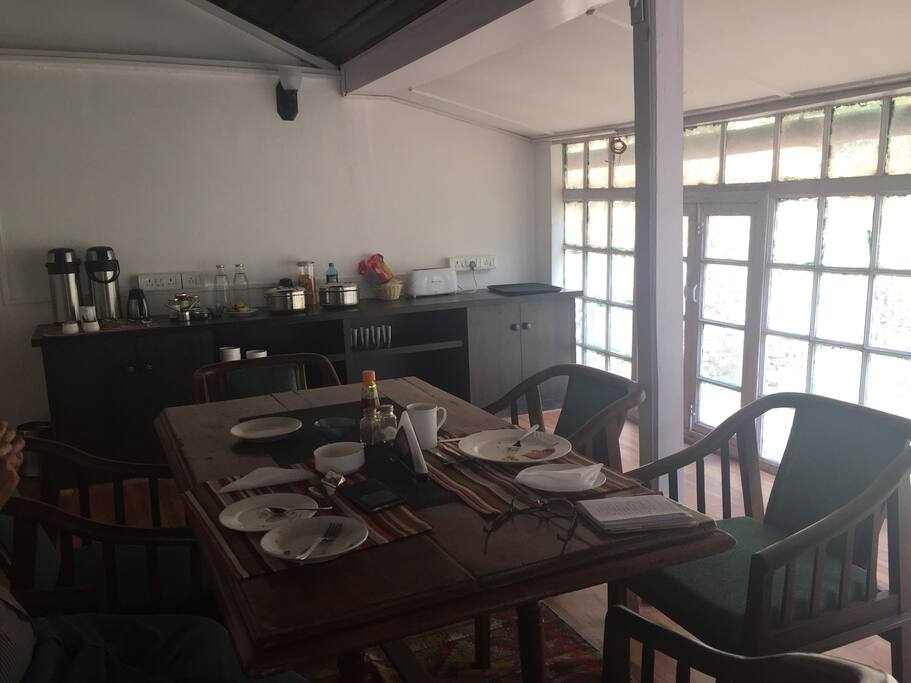 Dining room cum lounge to eat, chat and play