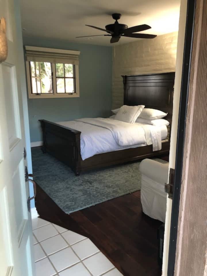 「Casita」第5间卧室
此房间配备一张标准双人床！它有单独的入口，无法从主屋进入。 