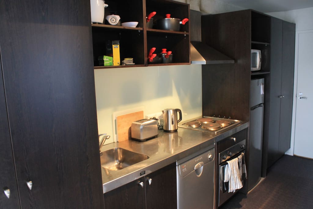 Dishwasher, electric oven & grill, electric hobs, full fridge & freezer