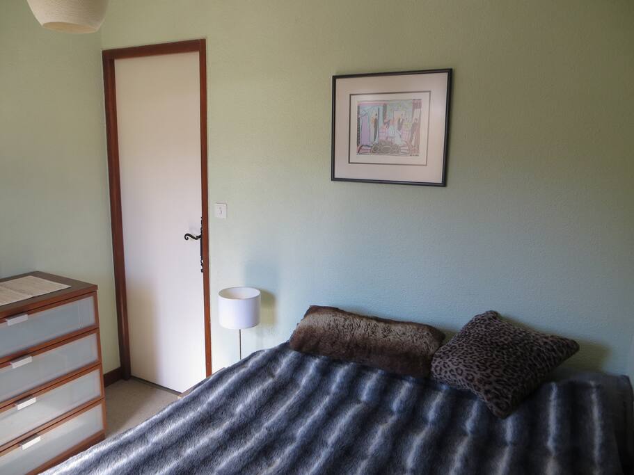 Main bedroom: double bed, chests of drawers, access to balcony