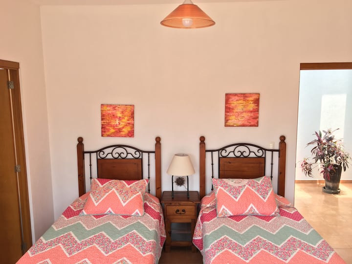 Samostatné postele, ktoré je možné spojiť a vytvoriť manželskú posteľ veľkosti veľkosti King.