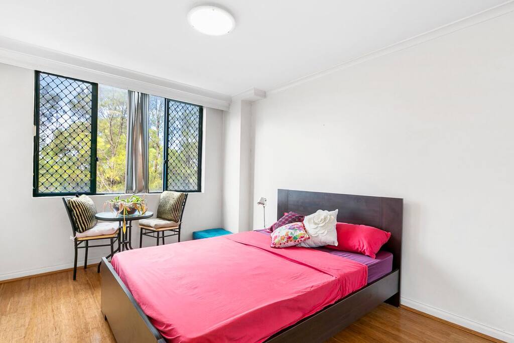 Huge bedroom furnished in two styles – chic and rustic, in blue and pink tones.