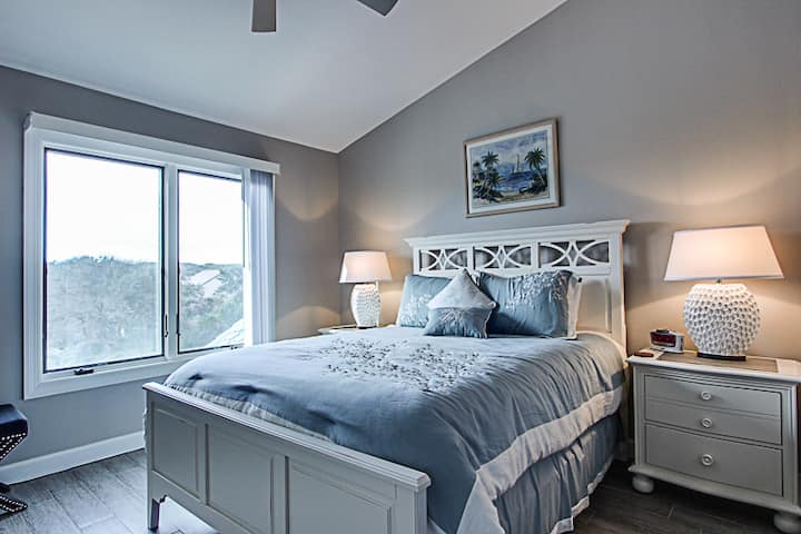 جناح رئيسي ثانٍ. حمام خاص ، سرير كوين مريح.  البياضات متوفرة.  تلفزيون.