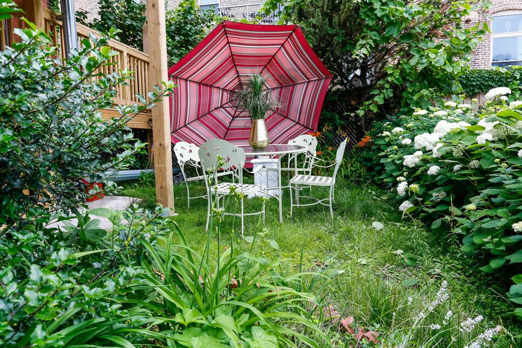 Private Garden space for 420 & Coffee in the morning or a evening bottle of wine or 6 pack for intimate parties.
