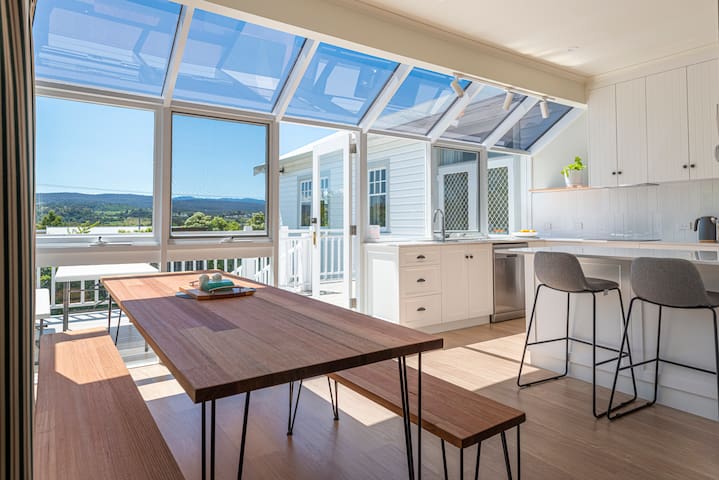 Well-located Home- inc King Master, 2 Queen Rooms gallery image 3