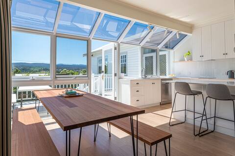 Well-located Home- inc King Master, 2 Queen Rooms