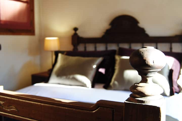 Dvojlôžková izba s fialovou