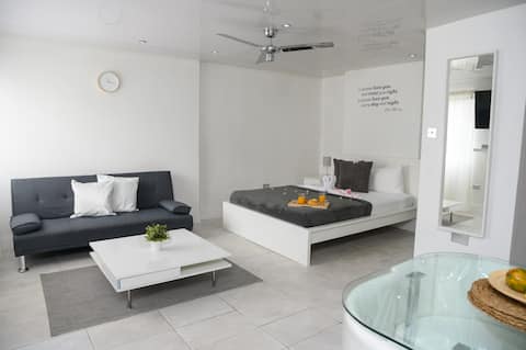 Eshae Living Newly Refurbed Studio Apartment! No 1