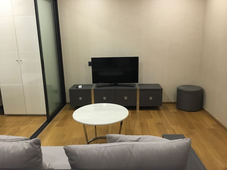 Spacious living room