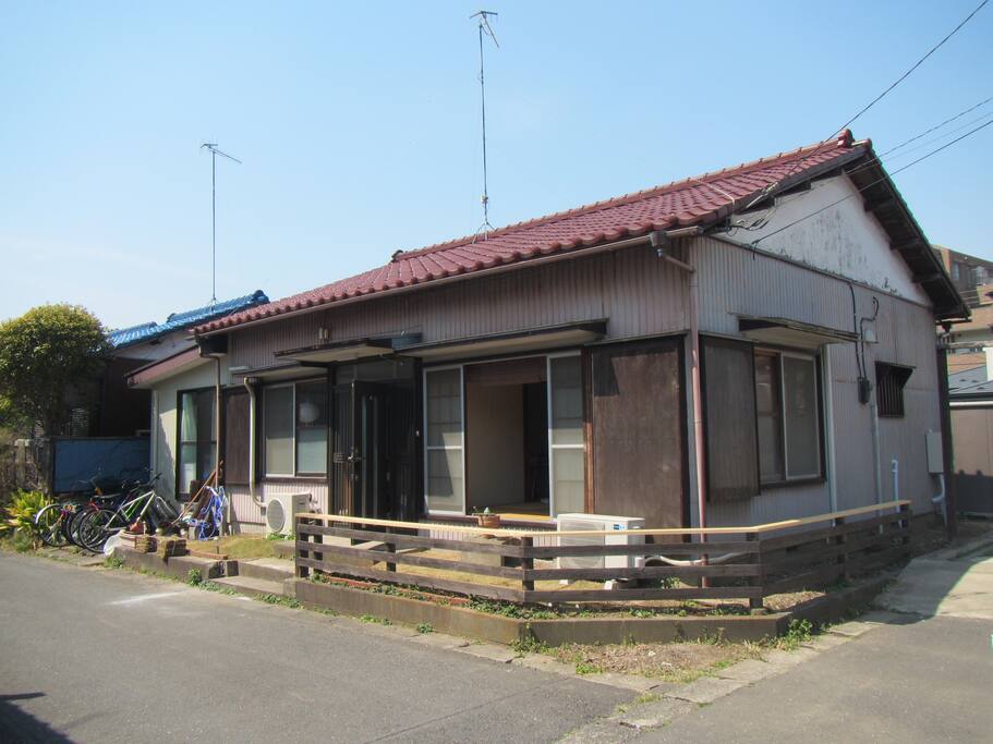 It is the building of the form called "Nagaya" of 50 years old.
是被叫做築50年的"平房"的形式的建筑物。