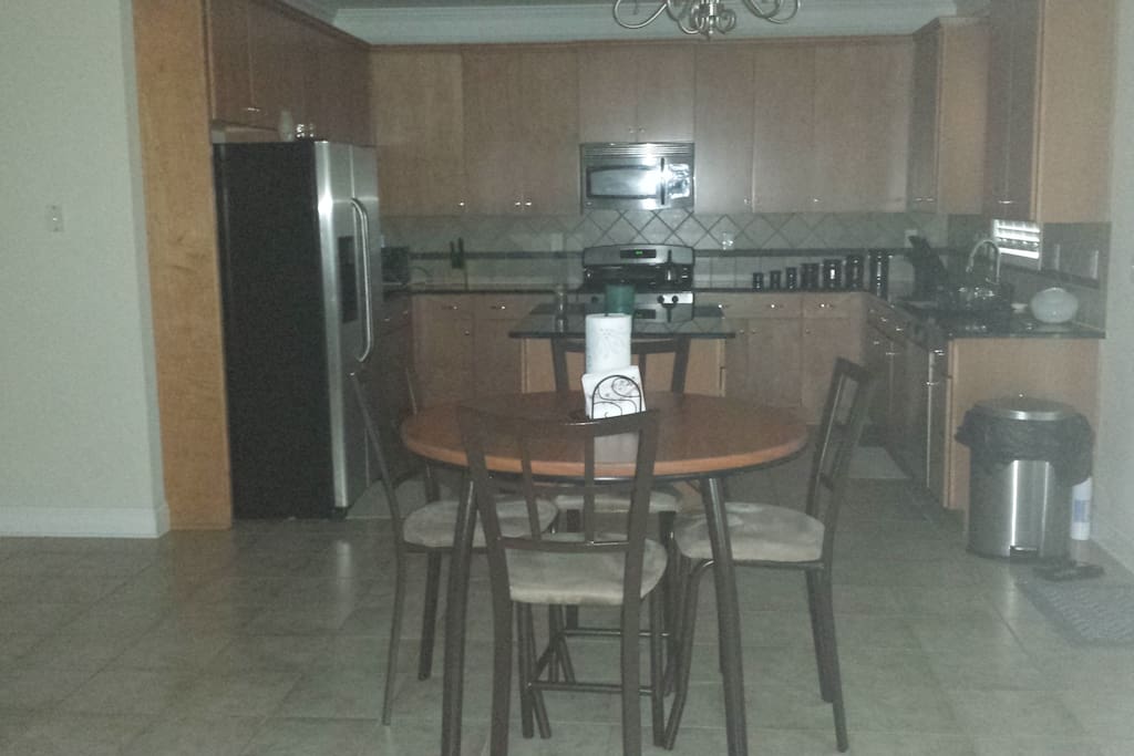 Kitchen/Casual Dining Area