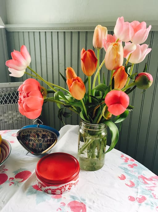 Kitchen: The table changes depending on the season.