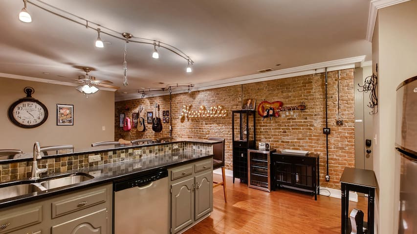 King Beds | WalktoBroad | WALK to ALL | Pinnacle