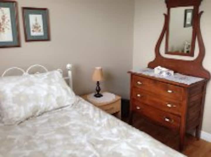 Slaapkamer met twee eenpersoonsbedden op