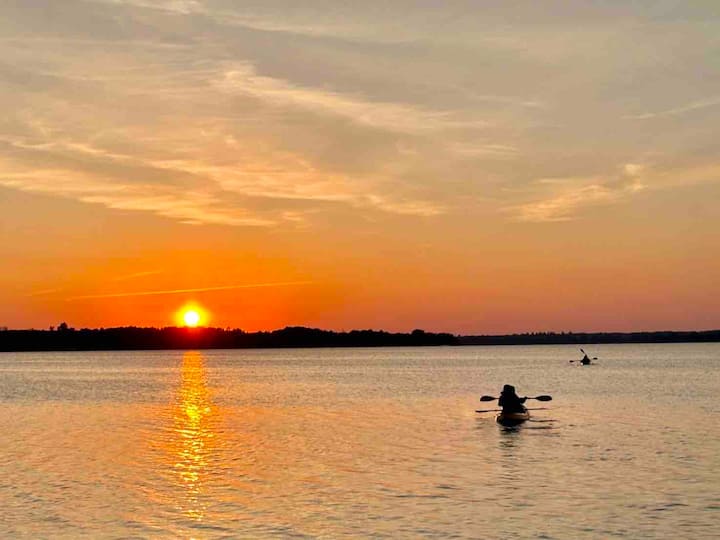 Heritage Cottage by the Lake w Kayaks/Karaoke Cottages for Rent in