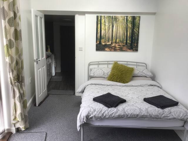Bright living space,  separate annexe
Kenfig hill