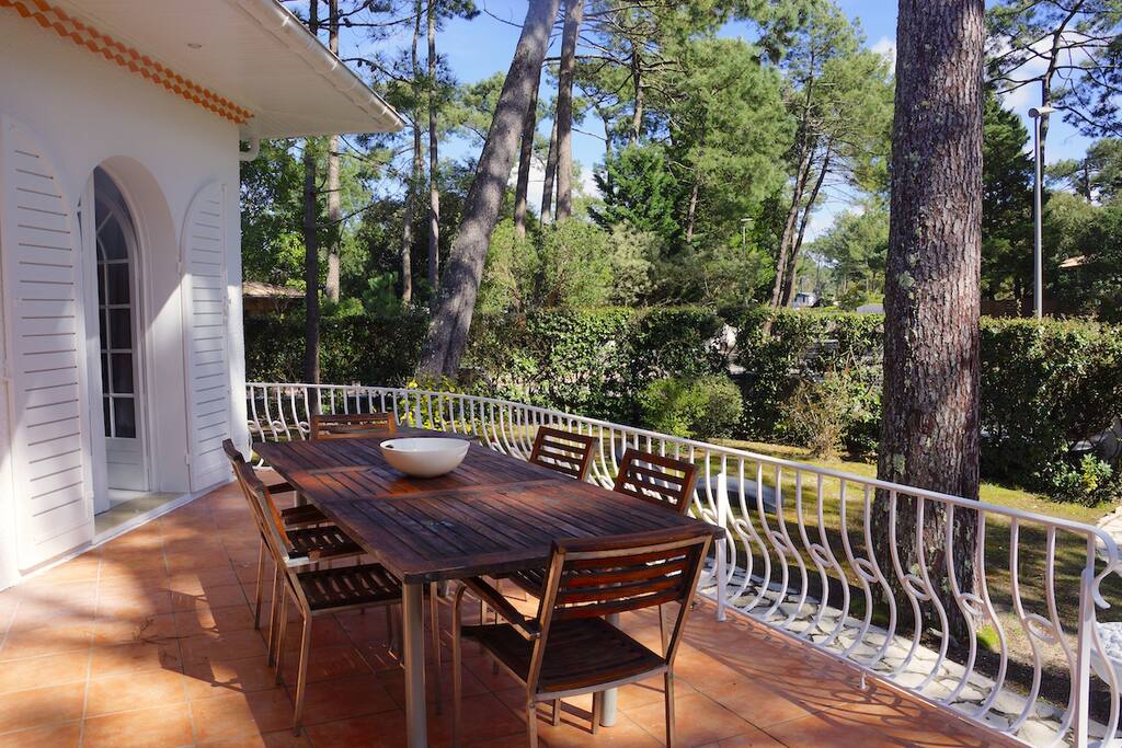 Coin repas sur la terrasse
