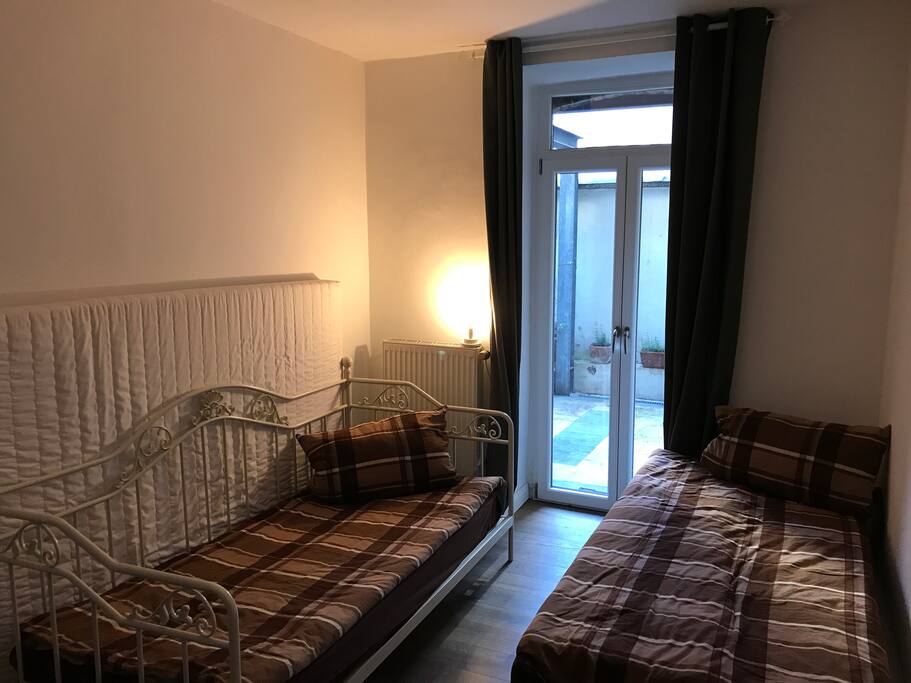 2. Schlafzimmer (Durchgangszimmer) - sehr ruhig!