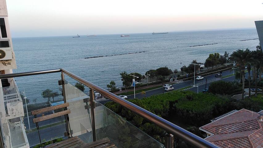 Sea View Apartment near Marina