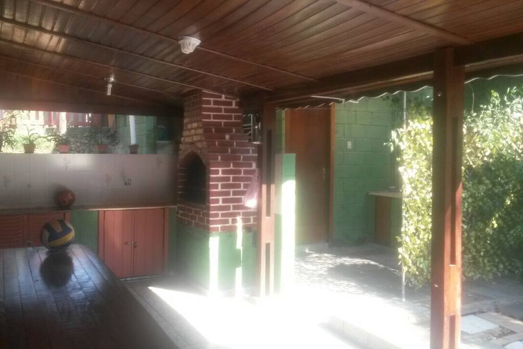 Churrasqueira com banheiro fora