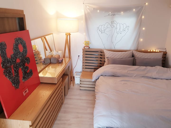 Kitanda cha ukubwa wa kifalme, chumba cha kulala kilichopambwa kwa ubatili na taa ni nzuri sana. ♥