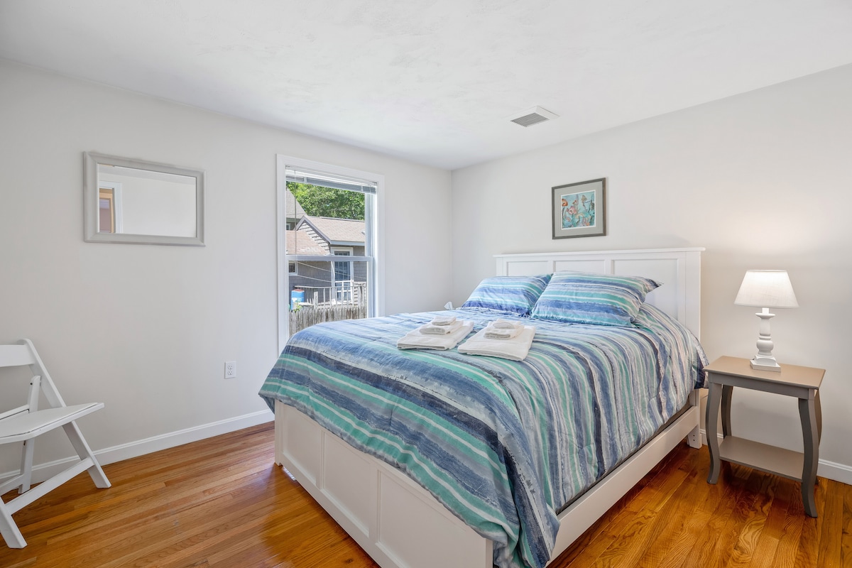 בחדר השינה השני יש מיטת קווין סייז וארון מרווח.